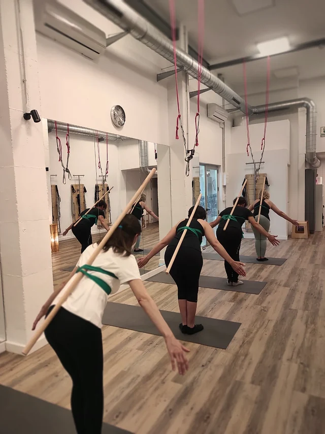 Alicia Sanz guía un ejercicio de reeducación postural con bastón